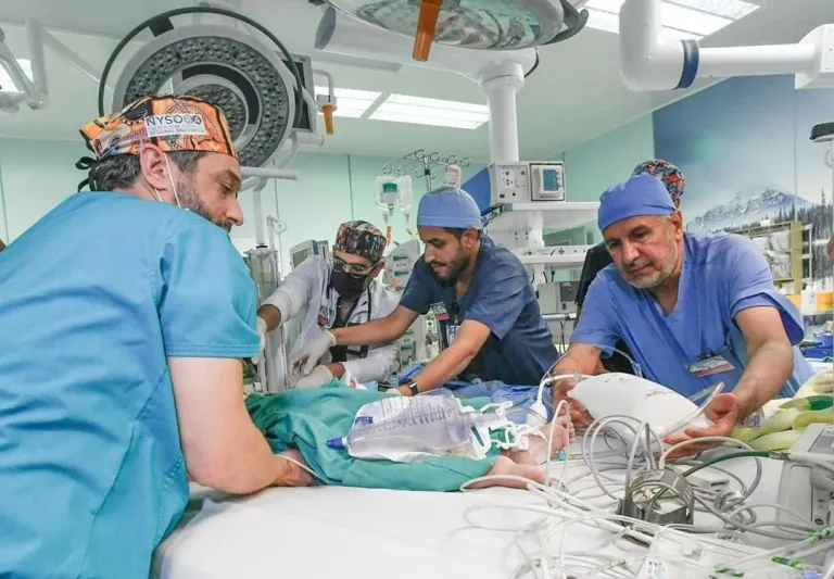 نجاح فصل التوأم السيامي السوري "إحسان وبسام" بالمملكة (صور)