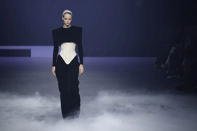 المصمم السعودي "محمد آشي" ضيف شرف أسبوع باريس للأزياء الراقية