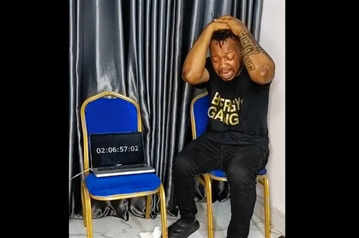 نيجيري يبكي لمدة أسبوع ليدخل موسوعة "غينيس".. وهذه هي النتيجة (فيديو)