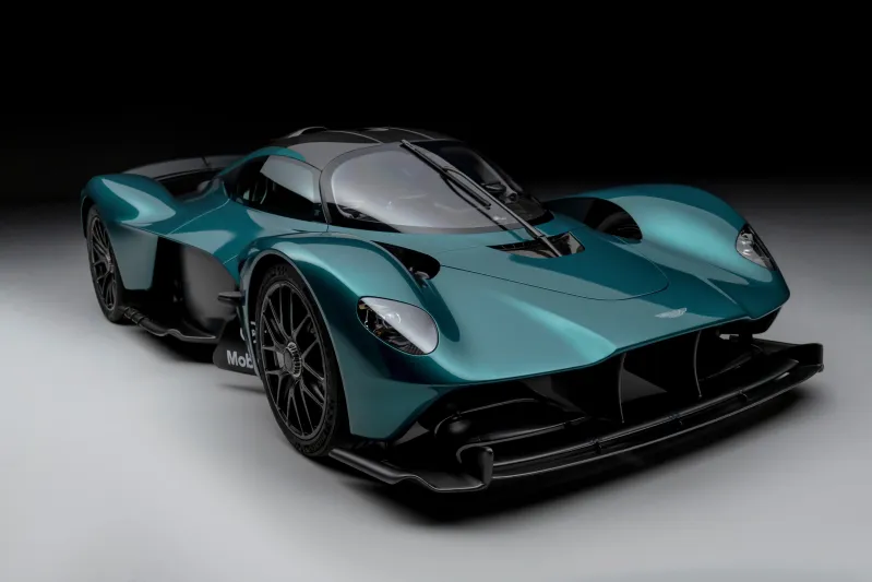 سيارة aston martin valkyrie 2023.. تجربة قيادة منقطعة النظير