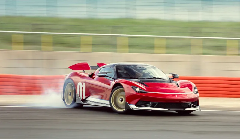 5 نسخ من "Batista" لتكريم "نينو فارينا" سائق الفورمولا 1 الشهير