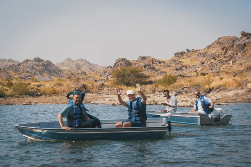 وزير السياحة يجدف بالقارب في بحيرة سد وادي ترج (فيديو)