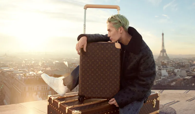 أناقة المونوغرام.. تفاخر برموز العلامات الفارهة في إطلالاتك