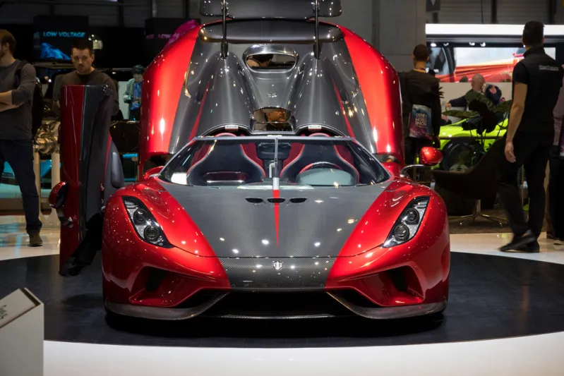 يوتيوبر شهير يفاجئ صديقته بسيارة نادرة سعرها 5 ملايين دولار !