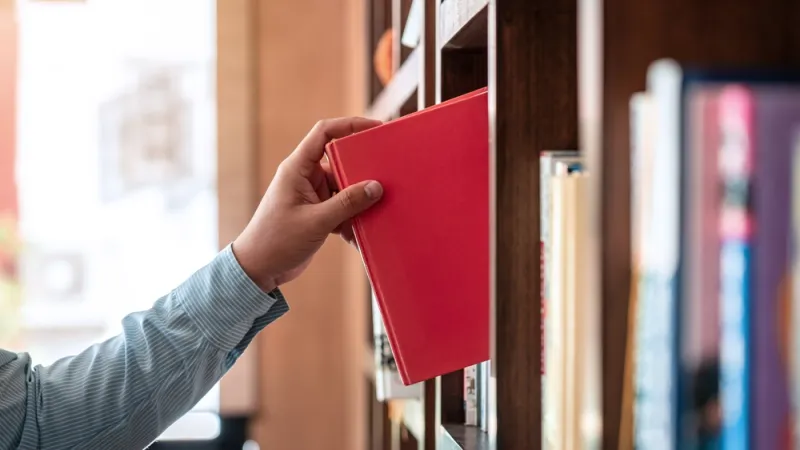 قارئ يختار كتابه المفضل - المصدر: Shutterstock لعشاق ومحبي القراءة.. 7 طرق للحصول على كتب مجانية