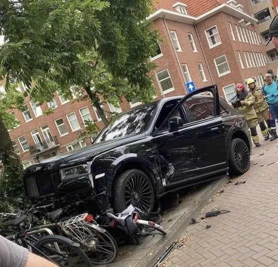 حادث مروع لسيارة حكيم زياش الفاخرة "رولز رويس" (صور)