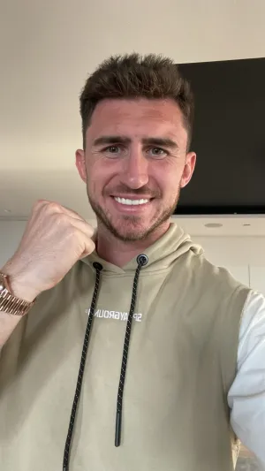 مانشستر سيتي يوافق على عرض النصر بشأن الإسباني "لابورت"