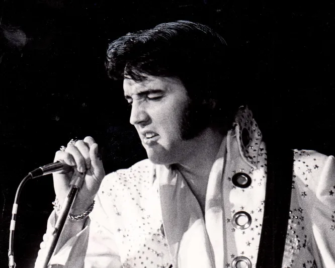 عرض وشاح الأسطورة "إلفيس بريسلي" للبيع في مزاد