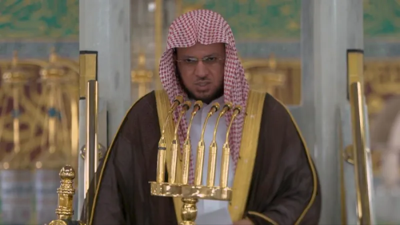 إمام المسجد النبوي يمازح زائرًا أجنبيًّا (فيديو)