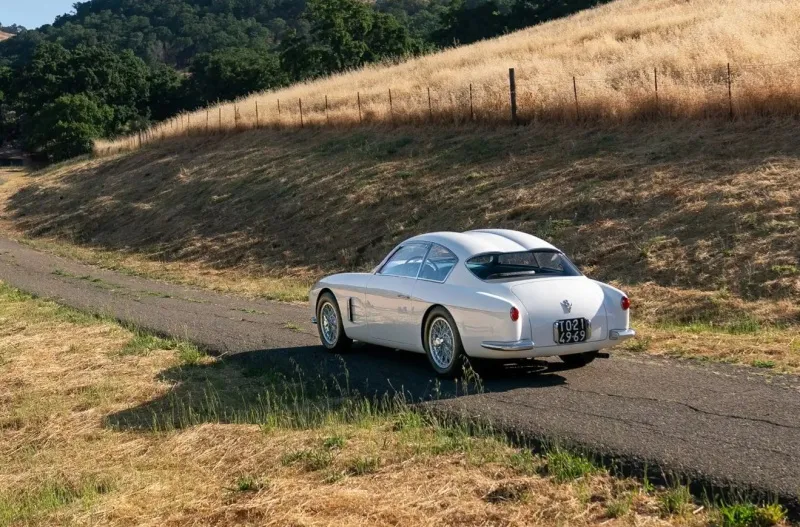 بيع سيارة فيات 8V Berlinetta موديل 1953 مقابل 2.9 مليون دولار