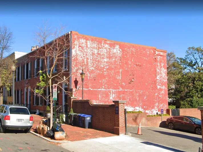 عرض جدار متهالك في حي جورج تاون الأمريكي للبيع بـ 50 ألف دولار