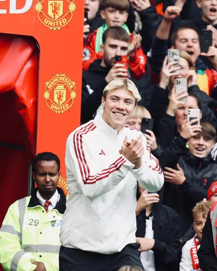 مانشستر يونايتد يعلن التعاقد مع "هالاند الجديد"