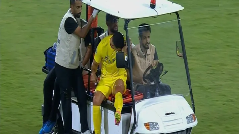 شاهد بالفيديو.. بكاء "رونالدو" بعد الإصابة أمام الهلال في نهائي البطولة العربية