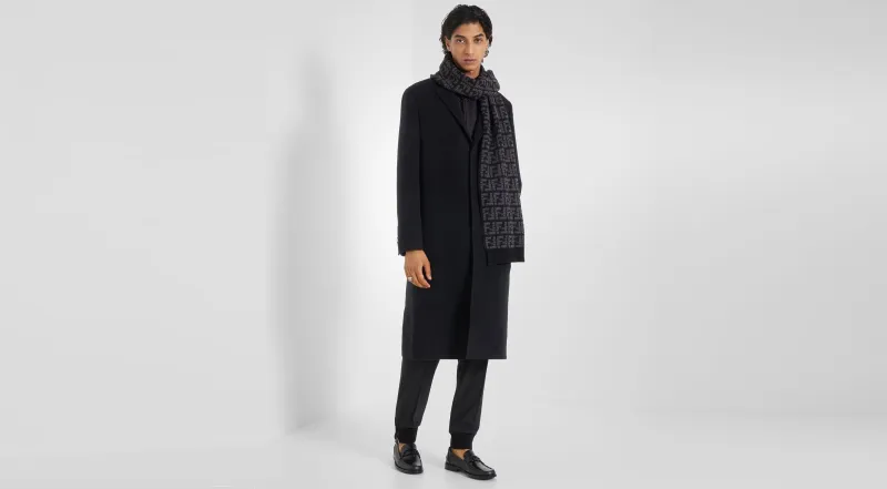 شال "فندي" الرجالي 2023.. نقشات متميزة لمظهر عصري