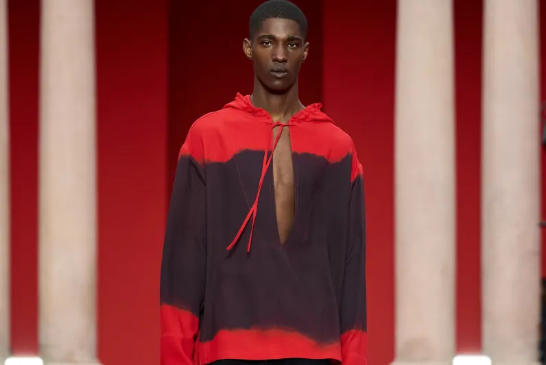 "الأحمر يأبى المنافسة".. هل مكانته ما زالت محفوظة على قائمة الموضة؟ 