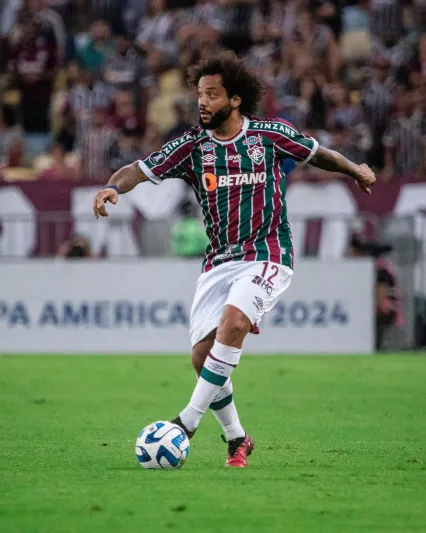 مارسيلو يتسبب في إصابة مروعة لأحد اللاعبين ويغادر الملعب باكيًا (فيديو)