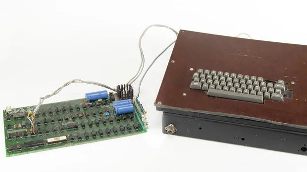 بيع "كمبيوتر أبل" بتوقيع "ستيف" و"وزنياك" بـ 223 ألف دولار