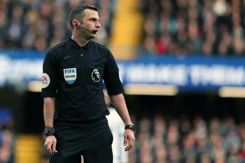 الدوري الإنجليزي يلزم الأندية بتقديم أطعمة محددة للحكام