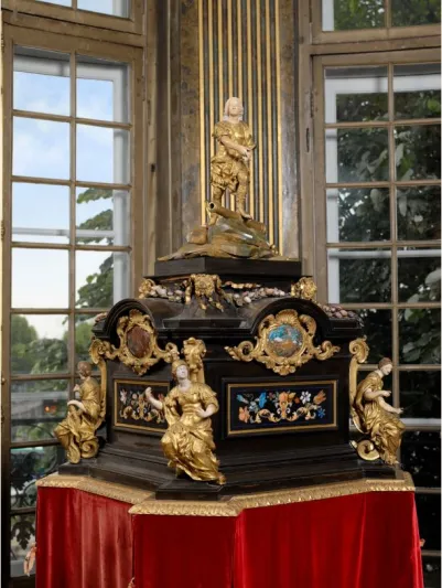 خزانة من القرن 16 للبيع مقابل مليون دولار