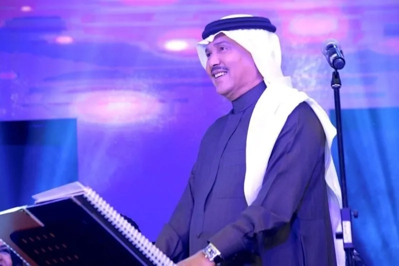 كيف تصرف محمد عبده بعدما اقتحم شاب المسرح واحتضنه ؟ (فيديو)