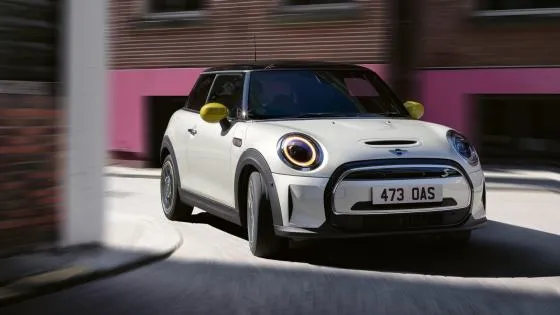 ميني كوبر الكهربائية.. مظهر البساطة الكاريزمية مع الحداثة التكنولوجية (فيديو)