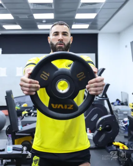 "كريم بنزيما" ينشر صورة جديدة.. ويعلق: "الحكومة" 