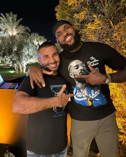 ليبرون جيمس يظهر في الرياض.. ويلتقي مع الفنان أحمد سعد (فيديو)