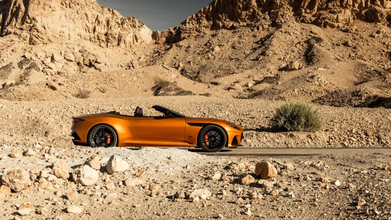 بسقف مكشوف وزئير رياضي: Aston Martin DBS فخامة تلامس كل الحواس