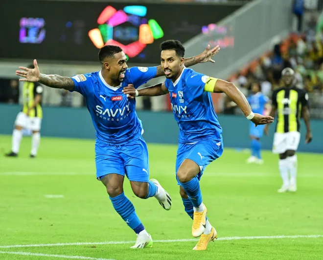 عريس يشاهد كلاسيكو الهلال والاتحاد في أثناء مراسم زفافه (فيديو)