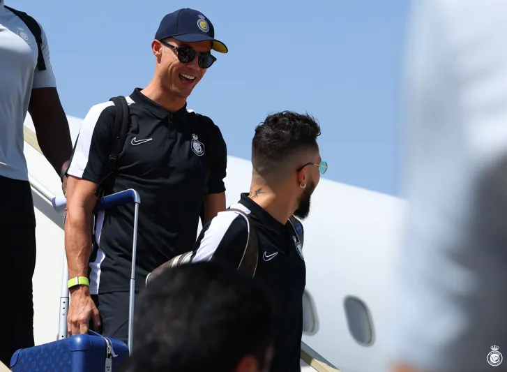 كريستيانو رونالدو يحقق حلم الطفل الإيراني الباكي (فيديو)