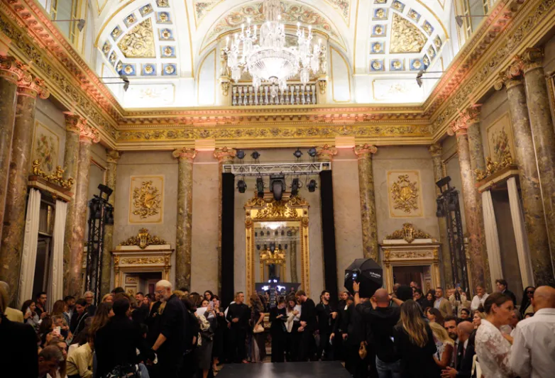 عرض أعمال مصممين سعوديين في قصر بالازو سيربيلوني العريق بميلان