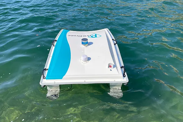 "دبي هاربر" تستخدم روبوت "Pixie Drone" لجمع النفايات البحرية العائمة