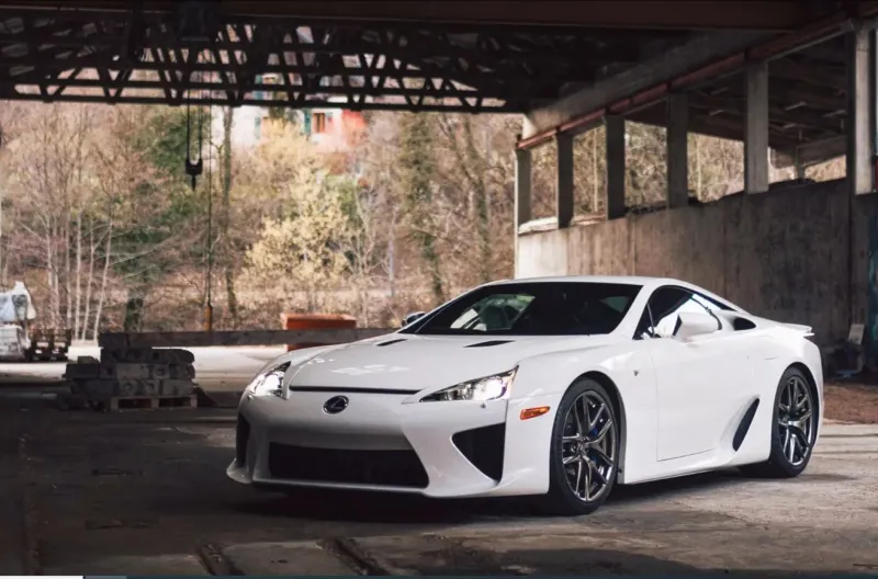سيارة نادرة من نوع Lexus LFA للبيع في مزاد
