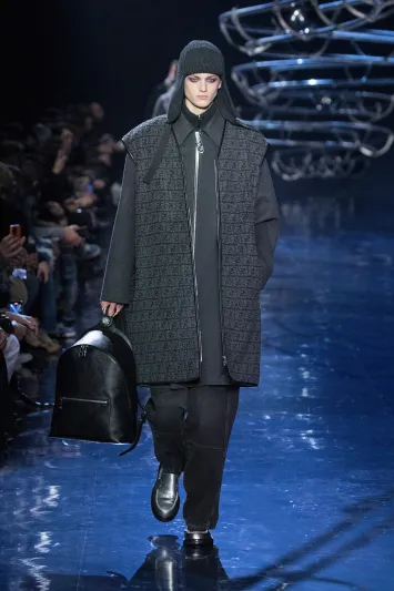 "صاحبة المقام الرفيع".. دور الأزياء تتألق في تصميم القبّعات بأناقة وسحر خاص