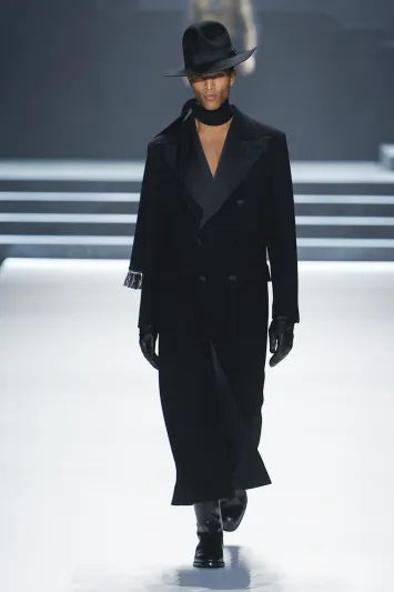 "صاحبة المقام الرفيع".. دور الأزياء تتألق في تصميم القبّعات بأناقة وسحر خاص