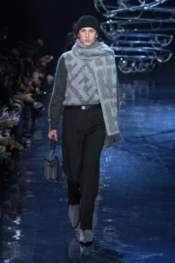 أزياء "Fendi" لخريف 2023 وشتاء 2024.. أناقة واهتمام بأدق التفاصيل