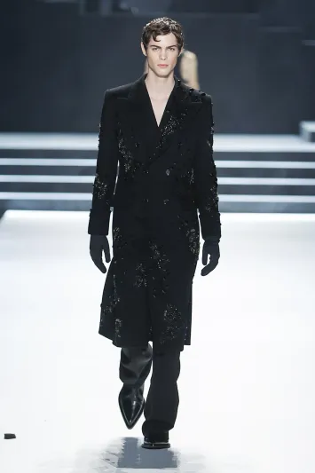 "معايير مختلفة للجمال".. Dolce & Gabbana تبدّل قواعد الأناقة الذكوريّة