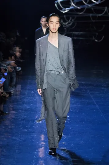 أزياء "Fendi" لخريف 2023 وشتاء 2024.. أناقة واهتمام بأدق التفاصيل