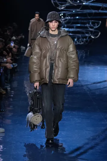 "صاحبة المقام الرفيع".. دور الأزياء تتألق في تصميم القبّعات بأناقة وسحر خاص