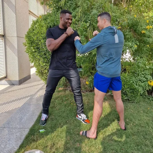 كريستيانو رونالدو يلتقي صاحب أقوى لكمة في العالم (فيديو)