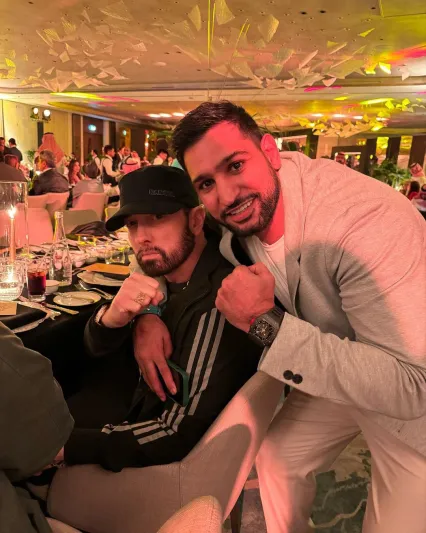 ملاكم بريطاني يهدي "إمينيم" ساعة فاخرة في موسم الرياض (فيديو)