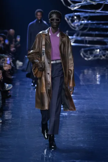 أزياء "Fendi" لخريف 2023 وشتاء 2024.. أناقة واهتمام بأدق التفاصيل