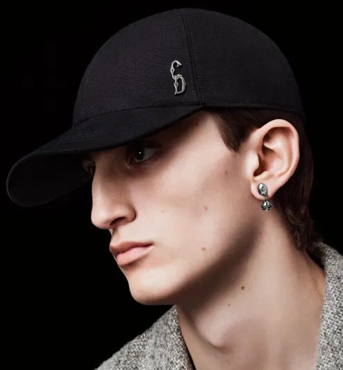 "صاحبة المقام الرفيع".. دور الأزياء تتألق في تصميم القبّعات بأناقة وسحر خاص