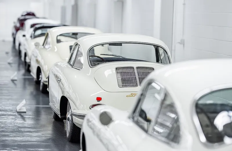 56 سيارة بورشه بيضاء نادرة للبيع في مزاد علني