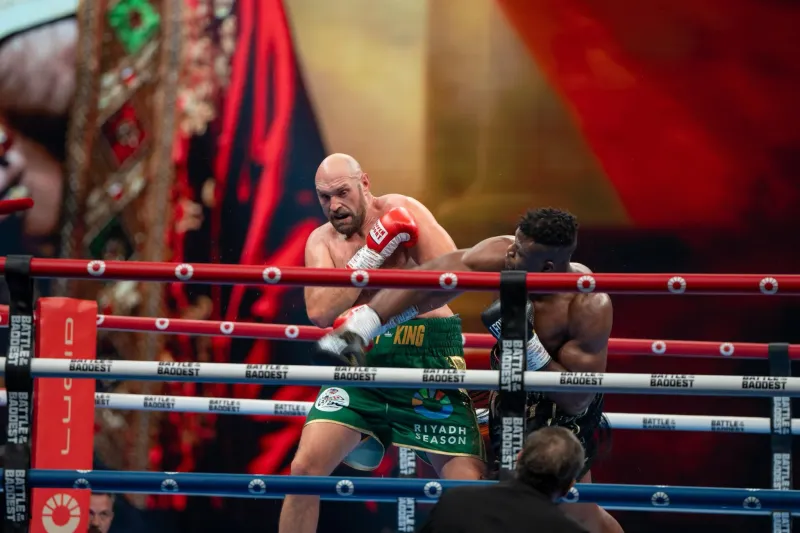 "اعتزل مرتين ولم يُهزم أبدًا".. ما لا تعرفه عن "تايسون فيوري" أشرس رجل في العالم