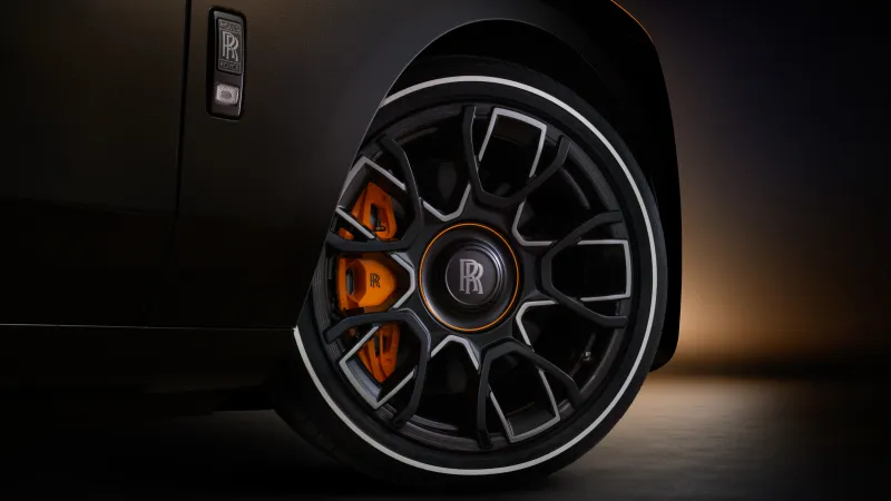 تطعيمات اللون البرتقالي على ملاقط المكابح- المصدر: Rolls-Royce مجموعة "Ékleipsis" الحصرية من "Rolls-Royce".. سحر الكسوف الشمسي