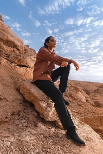 من الدرعية إلى العالم.. "الرجل" تحنو على الصحراء وتستلهم اتجاها جديدا للموضة