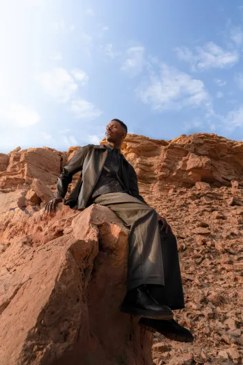 من الدرعية إلى العالم.. "الرجل" تحنو على الصحراء وتستلهم اتجاها جديدا للموضة