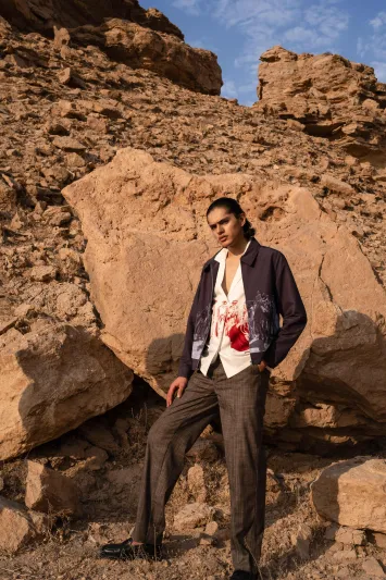 من الدرعية إلى العالم.. "الرجل" تحنو على الصحراء وتستلهم اتجاها جديدا للموضة