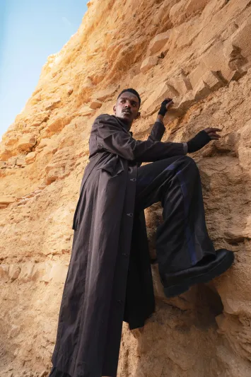 من الدرعية إلى العالم.. "الرجل" تحنو على الصحراء وتستلهم اتجاها جديدا للموضة